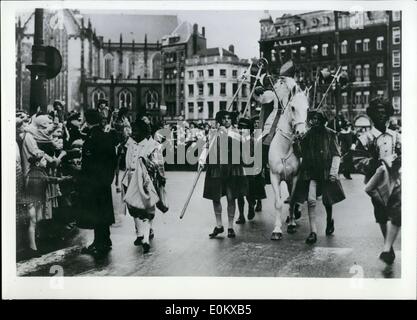 1. Dezember 1950 - Sankt Nikolaus in Amsterdam! Als nach der alten holländischen Tradition, St. Nikolaus in Amsterdam sein Schiff am 6. Dezember kam und durch die Straßen der Stadt fuhren, gefeiert, indem Kinder groß und klein. Stockfoto