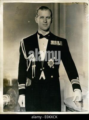 5. Mai 1952 - neues Porträt von H.R.H Herzog von Edinburgh. Diese Portrait-Studie zeigt seine königliche Hoheit, der Herzog von Edinburgh im Salon von Clarence House, der Chaos-Kleid von der Royal Navy mit Schärpe und Insignien des Order of the Garter. Bild von Barone. Stockfoto