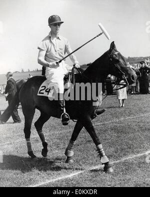 Prinz Philip spielt in einem Polospiel Stockfoto