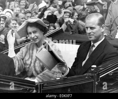 Königin Elizabeth II und Prinz Philip in Ascot in einem Auto ankommen Stockfoto