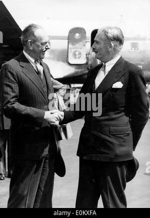 Dean Acheson von Anthony Eden begrüßt Stockfoto