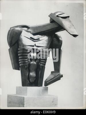 Sept. 24, 1952 - Ausstellung von Epstein Werke: Eine Retrospektive des Werkes von Herrn Jacob Epstein, organisiert vom Arts Council, öffnet morgen in der Tate Gallery. Einige seiner Werke in den vergangenen 50 Jahren sind zu sehen. Foto zeigt The Rock Drill - Bronze (1913), bei der Vernissage der Ausstellung gesehen. Stockfoto