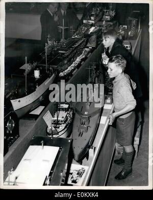 10. Oktober 1952 - Ingenieur Modellschau... vorbereiten, Schiffen und Flugzeugträgern auf Show: Foto zeigt Derek Martin (14) von High Wycombe vorne und David Willars (11) von Westminster interessiert feine Schiffsmodelle und Flugzeugträger - set New Horticultural Hall, Westminster, heute Morgen während der Vorbereitungen für die Eröffnung durch den Duke of Edinburgh Modell Ingenieur Ausstellung. Stockfoto