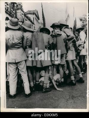 7. Juli 1952 - Polizei und Rioterbe Clash in Calcutta Demonstranten durch die Polizei Gordon zu kriechen. : Polizei und Demonstrator stießen in Kalkutta vor kurzem als eine Prozession von 12.000 Menschen bis März in das Haus des Aigislature unter Missachtung einer Regierung unleserlich auf Tagungs- und Processdone im Bereich versucht. Die Polizei machte mehrere Anklagen und Tränengas eingesetzt. Die Demonstrationen wurden von linken Gruppierungen, Bangal West organisiert. Mehr als hundert wurden verletzt... Foto Dhaus Demonstration Versuch, durch einen Polizei-Kordon zu kriechen, nachdem sie auf der Esplanade East, Calcutta aufgehalten hatte. Stockfoto