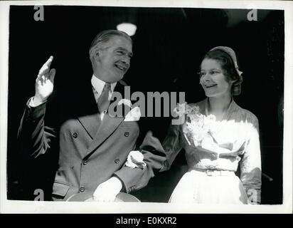 8. August 1952 - vermählten Mr Anthony Eden. Die Hochzeit fand heute in der Gaxton Hall, zwischen Herrn Anthony Eden, die ausländischen Sekretär und Miss Clarissa Spencer Churchill, Nichte des Premierministers. Mr. Churchill war der wichtigste Zeuge bei der Zeremonie. Foto-Show: Herr Eden "Wellenlinien" zu den Massen, wie er Gaxton Hall mit seiner Braut nach der Trauung verlassen. Stockfoto