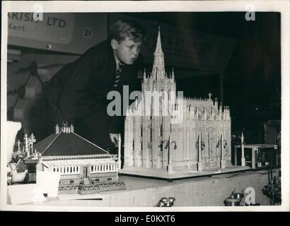 10. Oktober 1952 - Vorbereitung für die Modellschau Ingenieur... Match-Stab-Modell der Mailänder Dom: Foto zeigt A Youngster bewundert ein feines Modell der Mailänder Dom - Match-Sticks in der New Horticultural Hall, Westminster, heute Morgen - während der Vorbereitungen für die Eröffnung der Ausstellung durch den Herzog von Edinburgh gemacht. Stockfoto