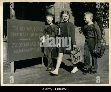 10. Oktober 1952 - Schule für Kinder von amerikanischen Soldaten - in Großbritannien. Drillinge von Denver; Eine typische amerikanische koedukative Schule wurde in Bushey Park für die Kinder der Soldaten der Vereinigten Staaten in Großbritannien eröffnet. Es ist ein typisches American High School, komplett mit Campus und Baseball-Spielfeld. Die Kinder-Board an der Schule und die Lehrer kommt aus New York - Ohio - Masse - California etc.. Foto zeigt Drillinge aus Denver, Colorado - Richard; Marilyn und Ronald der Lane-Familie an der American School - Bushey Park heute Morgen ankommen. Stockfoto