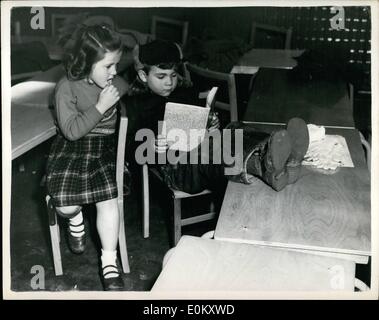 10. Oktober 1952 - Schule für Kinder von amerikanischen Soldaten in Großbritannien. Der junge legt seine Füße: eine typische amerikanische koedukative Schule Bushey Park, Twickenham für die Kinder von amerikanischen Soldaten in Großbritannien geöffnet wurde. Es ist ein typisches American High School, komplett mit Campus und Baseball-Spielfeld. Der Vorstand der Kinder an der Schule und die Lehrer kommen aus vielen Teilen der Vereinigten Staaten. Foto zeigt sechs Jahre alten Patrick Moore aus Arizona es einfach nimmt beobachtet von fünf Jahre alten Cathy Roman aus Kalifornien in der Schule heute Morgen. Stockfoto