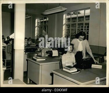 10. Oktober 1952 - Schule für Kinder von amerikanischen Soldaten in Großbritannien. Algebra-Lehrer aus Schottland: eine typische amerikanische koedukative Schule Bushey Park, Twickenham für die Kinder von amerikanischen Soldaten in Großbritannien geöffnet wurde. Es ist ein typisches American High School, komplett mit Campus und Baseball-Spielfeld. Der Vorstand der Kinder an der Schule und die Lehrer kommen aus vielen Teilen der Vereinigten Staaten. Foto zeigt die Gesamtansicht der Maschinenschreiben-Klasse in der Schule heute Morgen. Stockfoto
