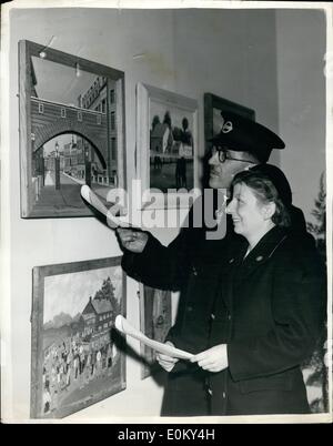 11. November 1952 - London Transport Kunst Ausstellung. Der sechste Jahresausstellung der Künstlergruppe London Transport, eröffnet am Exhibition Hall, Bahnhof Charing Cross London Transport. Keystone-Fotoshows: - Sammler Sydney Fitter, der unterstützt, und Joan Mitchell, Portier, der Battersea - ein Blick auf einige der Exponate. Stockfoto