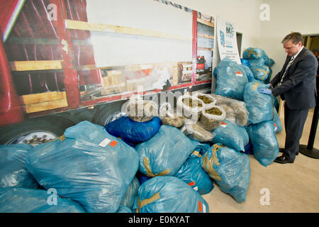 Nürnberg, Deutschland. 16. Mai 2014. Marihuana in Plastiktüten, die vom Zoll beschlagnahmt wird auf dem Display beim Zollamt in Nürnberg, 16. Mai 2014. Geschätzte 5,6 Tonnen Marihuana mit einem Verkaufswert von 50 Millionen Euro wurde bei einer Polizei- und Zollbehörden Razzia gegen einen internationalen Drogenring Schmuggel beschlagnahmt. Foto: DANIEL KARMANN/Dpa/Alamy Live News Stockfoto