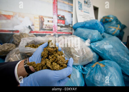 Nürnberg, Deutschland. 16. Mai 2014. Marihuana in Plastiktüten, die vom Zoll beschlagnahmt wird auf dem Display beim Zollamt in Nürnberg, 16. Mai 2014. Geschätzte 5,6 Tonnen Marihuana mit einem Verkaufswert von 50 Millionen Euro wurde bei einer Polizei- und Zollbehörden Razzia gegen einen internationalen Drogenring Schmuggel beschlagnahmt. Foto: DANIEL KARMANN/Dpa/Alamy Live News Stockfoto