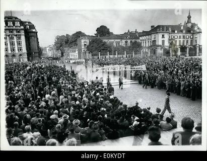 Sept. 09, 1952 - Grand National-Konzentration in Brüssel; Der Ausschuss für Apeal in das Land der Gerechtigkeit gegen den Aufschub gewährt Debodt respektieren organisiert für den 14. September dieses Jahres ein Grand National Protest Kundgebung in Brüssel nach mit allen patriotischen Organisationen von der ersten und zweiten Weltkrieg in dem beteiligte sich die Mitglieder der Organisation, die Mutter und Ehefrau des getöteten Mitglieder ihrer Familien; alle politischen Gefangenen; Kriegsgefangene; Invaliden und alten Kämpfern; Mitglieder der Resistance Army usw. Stockfoto