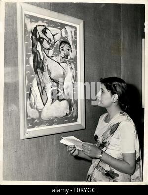 25. November 1952 - Ceylon-Bilder-Ausstellung: The Royal Indien Pakistan und Ceylon Gesellschaft Ausstellung der zeitgenössischen Ceylon Malerei - öffnet heute in der Imperial Institute Art Gallery. Foto zeigt Miss Voe Sharma auf Inderin Kunststudentin, lebt in Nairobi, Kenia, und wer studiert jetzt an der Kunstschule von Nielsen-gesehen, bewundern ein Gemälde mit dem Titel '' überrascht Badende "von Justin Paris Doraniyagala. Stockfoto