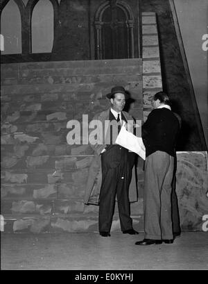 Regisseur Roberto Rossellini untersuchen die Szene Pläne für "Othello" Stockfoto