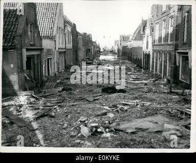 2. Februar 1953 - aktuelle Bilder von der Flut Verwüstung in Holland: Foto zeigt Schäden durch das Hochwasser in einer Straße in Oude Tonge auf Overflakkes Insel. Zwischen 350 und 400 Menschen verloren ihr Leben hier. Stockfoto