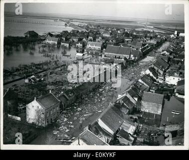 2. Februar 1953 - aktuelle Bilder von der Flut Verwüstung in Holland: Foto zeigt die Szene der Verwüstung in der Ortschaft Stellendam ist ein Geisterdorf komplett evakuiert. Es ist auf der Insel von George Overlakkee. Stockfoto