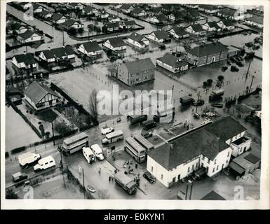 2. Februar 1953 - Bild von Air: neueste Szenen in der Essex Flut Bereich. Unter Opfer von Ganvey Insel auf das Festland: Foto zeigt das überschwemmte Gebiet Ganvey Insel, Essex, von denen mehr als 100 Todesfälle gemeldet sind. Krankenwagen können unter Opfer zum Festland nach ihrer Rettung gesehen werden. Stockfoto