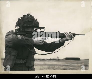 2. Februar 1953 - neuer Stil Waffen an Kleinwaffen Schulen - Hythe feiert Centenary: Viele neue und alte Stil Waffen wurden heute an der Small Arms School, Hythe, Kent - ehemals Schule Musketen - gegründet 1853 - wenn die Schule seinen 100. Jubiläum feierte demonstriert. Einige der frühen Waffen wurden mit ihren modernen Gegenteile kontrastiert. Foto zeigt Q.M.S. Chief Instructor D. Maber 7 mm Gewehr zeigt die selbstladende an der Schule ist. Stockfoto