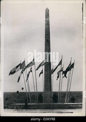 12. Dezember 1952 - Denkmal für die Opfer in Belsen. Erinnerung an die Nazi-Schrecken: in Anwesenheit des Bundespräsidenten Republik - Professor Heuss, der Präsident des World Jewish Congress Dr. Nahum Goldmann und Minister Kopf, Ministerpräsident von Niedersachsen und Delegierte aus allen Teilen der Welt - ein Denkmal wurde vor kurzem eröffnet im KZ Bergen-Belsen im Gedenken an die Opfer der Bergen-Belsen Schrecken. Foto zeigt das Denkmal, nachdem es in Belsen eingeweiht worden war. Stockfoto