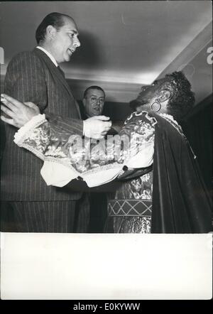 12. Dezember 1952 - Saison Eröffnung in '' S. Carlo''. Roberto Rossellini, schnappte die Regisseur und Tenor Ramon Vinay neugierig Lage, während der Proben. Stockfoto