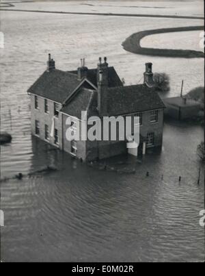 2. Februar 1953 - neueste Flut Szenen aus Essex... Blatt-Seil von einem Haus am Canvey. Foto zeigt, wie aus der Luft gesehen, die ein Blatt in Form eines Seils aus der oberen Etage eines Hauses am Canvey Island während des Hochwassers heute hängt. Stockfoto