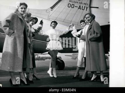 2. Februar 1953 - Mode bei Le Bourget Flugplatz: Mannequins von Waser, bekannte Paris Couturier spezialisiert auf Sport und Reisen Mode Anzeige verschiedene Mäntel für Reisen. Im Zentrum-Modelle eine Schaufensterpuppe Skating Outfit. Stockfoto