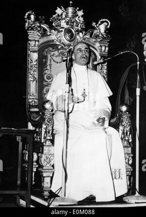 Papst Pius XII sitzen im Vatikan Stockfoto
