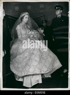1. Januar 1953 - kommt die Braut für ihre Hochzeit... Zeremonie In Edinburgh: Foto zeigt Miss Jane McNeill kommen von St. Giles, Edinburgh, heute für ihre Hochzeit, Earl Dalkeith... Unter den Gästen bei der Hochzeit waren HM The Queen - Duke of Edinburgh und der Herzog und Herzogin von Gloucester - Prinzessin Margaret etc.. Stockfoto