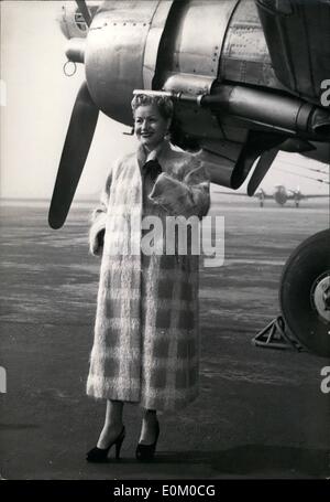 2. Februar 1953 - zeigt Mode bei le Bqurget Flugplatz - Mannequin von Waser, eine bekannte Paris Couturier spezialisiert auf Sport und Reisen-Stile, einen Mantel für Reisen in Le Bourget Flugplatz heute Morgen. Stockfoto