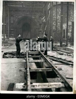 1. Januar 1953 - The Westminister Abbey '' Eisenbahn '' Arbeitsfortschritt auf Krönung Vorbereitungen: Foto zeigt die Szene, als Material wird über die '' Bahn '' die gebaut wurden, zur Vorbereitung der Abtei für die Krönung felicitate Westminister Abbey berücksichtigt. Stockfoto