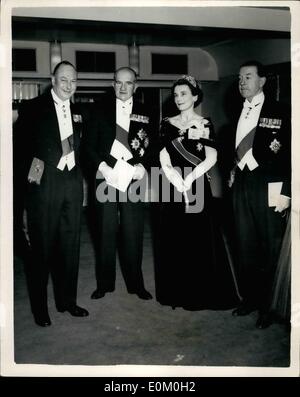 1. Januar 1953 - Australien Tag Abendessen im Savoy: Feldmarschall Sir William Slim, Generalgouverneur designierter und Lady Slim waren Ehrengäste bei der Australien-Club Australien Tag Abendessen im Savoy an diesem Abend. Foto zeigt gesehen vor dem Abendessen heute Abend sind (von links nach rechts): The Duke Of Gloucester, Feldmarschall Sir William Slim Duchess Of Gloucester, und Feldmarschall Graf Alexander von Tunis. Stockfoto