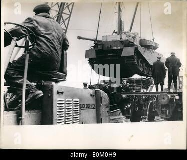 1. Januar 1953 - britische Panzer kommen an Ritterdam entladen '' Centurions''.: Foto zeigt die Szene, als erstmals die Centurion-Panzer aus England für die niederländische Armee sind geschickt beim Entladen Rotterdam von der S.S. Trautesarnow. Stockfoto