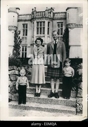 1. Januar 1953 - Dies sind die Bilder der Königin wählte für die Weihnachtskarte: Foto zeigt ein neues Bild, heute veröffentlicht. der Königin, der Herzog von Edinburgh, Prinzessin Anne und Prinz Charles bei einem kürzlichen Besuch in Balmore. Als die Königin und der Herzog das Bild sah, entschied sie; '' Dies ist unsere Weihnachtskarte, halten wir es für das " Stockfoto