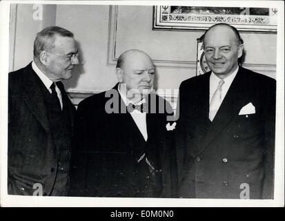 4. Februar 1953: Der US-Außenminister besucht Winston Churchill in der 10.Downing Street. US-Außenminister John Foster Dulles (links) und HAROLD E. Stasen (rechts) stehen mit dem Premierminister Winston Churchill auf Platz 10. Downing Street heute Nachmittag. Mr. Dules und Mr. Stasen, die auf einer neuntägigen Reise durch Europa sind, werden heute Abend an einem Abendessen teilnehmen, das von Außenminister Eden gehalten wird. Stockfoto