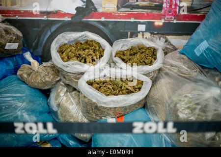 Nürnberg, Deutschland. 16. Mai 2014. Marihuana in Plastiktüten, die vom Zoll beschlagnahmt wird auf dem Display beim Zollamt in Nürnberg, 16. Mai 2014. Geschätzte 5,6 Tonnen Marihuana mit einem Verkaufswert von 50 Millionen Euro wurde bei einer Polizei- und Zollbehörden Razzia gegen einen internationalen Drogenring Schmuggel beschlagnahmt. Foto: DANIEL KARMANN/Dpa/Alamy Live News Stockfoto