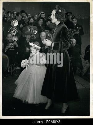 1. Januar 1953 - 1.600 Gäste bei der Hochzeit des Earl of Dalkeith Royalty besucht - 1.600 Gäste besuchten die Hochzeit gestern in St. Giles Gathedral, Edinburgh, der Eml Dalkeith, und Miss Jane McNeill, HM, The Queen, The Duke of Edinburgh und Prinzessin Margaret waren anwesend. Keystone Foto zeigt - Bridesmeid Lady Victoria Peroy kommt in die Kirche mit der Herzogin von Bucoleugh. Stockfoto