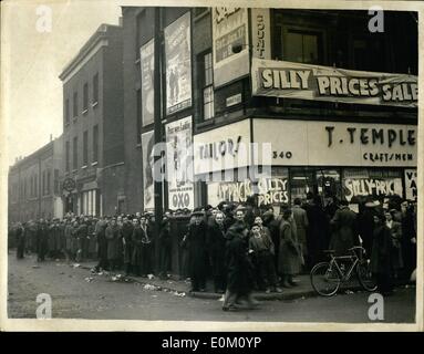 1. Januar 1953 - Warteschlange Massen ganze Nacht '' dumme Preise '' Verkauf. Menschenmassen in der Warteschlange alle Nacht für die Männer ein-Tages-Verkauf - bei einem Männer Ausstatter in Hackney Road.Photo zeigt:-Blick auf die großen Menschenmassen Schlange für den Verkauf heute. Stockfoto