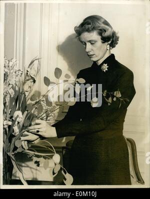 1. Januar 1953 - Mrs Franklin D. Roosevelt In London... Tochter - in-Law des berühmten Präsidenten. Bei einem Besuch in London ist Franklin, Sohn des verstorbenen Präsidenten der Vereinigten Staaten - und seine Frau... Er ist in diesem Land für Diskussionen im Zusammenhang mit europäischen Aufrüstung West - und mit seiner Frau nach Paris fliegen. Keystone-Fotoshows: - Mrs Franklin D. Roosevelt Anordnen von Blumen an ihrem Hotel in London. Stockfoto