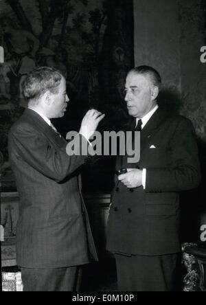 1. Januar 1953 - Rene Mayer übernimmt: Rene Mayer (rechts), der neue französische premier, Gespräche mit den ehemaligen Premierminister Pinay im Hotel Matignon heute Morgen. Stockfoto