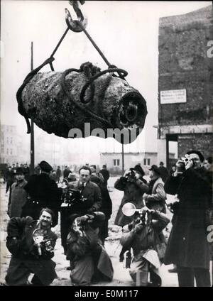 1. Januar 1953 - fand diese große Fehlzündung in Köln in der Nähe der berühmten Kathedrale. Während ein Sonderkommando der Feuerwehrleute 250 Kilogramm Bombe unschädlich machen konnte hatte 20.000 Menschen gehen in den Keller. Foto zeigt die große Bombe nach werdenem harmlos ausgelöst, durch den Fotografen. Stockfoto