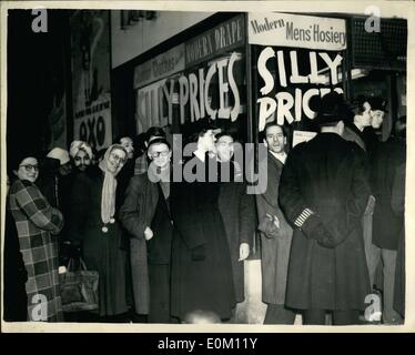 1. Januar 1953 - Massen Warteschlange ganze Nacht '' dumme Preise '' Verkauf; Massen-Warteschlangen ganze Nacht für die Männer ist ein Tagesverkauf an einen Herren Stockfoto