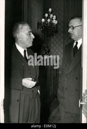 5. Januar 1953 - französische Kabinett Krise: Der ehemalige Ministerpräsident René Pleven nimmt Abschied von Herr Rene Mayer nach dem Interview im Ministerium des Innern, Place Beauvau, Paris, heute. Stockfoto