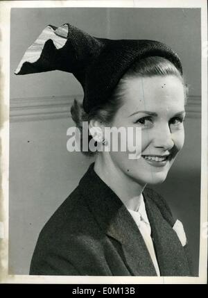 23. Februar 1953 - Hüte von Vernier auf der Ausstellung in London. Schließen Sie die Erstellung der Anpassung in der schwarzen Pedalstraw. Foto zeigt EIN eng anliegender schwarzer Pedal Stroh, mit chou zur Seite - mit Lime und weiß gestreiftem Stroh gefüttert. Es ist einer der neuen Spring Styles, die Madame Vernier in London gezeigt hat. Stockfoto