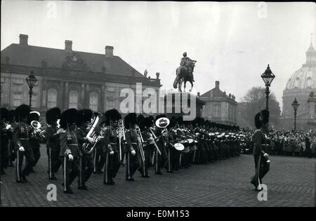 3. März 1953 - König Frederick IX 54 Jahre heute: HM König Frederik IX. von Dänemark ist heute 54 Jahre alt. König Frederik hatte beschlossen, dass leise seinen Geburtstag feierte. Aber Tausende von Kopenhagener voll Amalienborg Platz um ihren Geburtstag Jubel nach Hause zu geben. Der Jubel waren enorm, wenn die königliche Familie auf dem Balkon des Amalienborg erschien. Die königliche Wache marschierte in seiner prächtigen roten Frack einheitlich durch Kopenhagen. Das Foto zeigt die königliche Wache marschiert in seinen schönen roten Frack Uniformen auf dem Schlossplatz die Amalienborg. Stockfoto