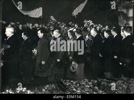 3. März 1953 - erste Originalbilder von Prag nach Präsident Gottwald Tod erhalten: Massen Einreichung vorbei an den Körper des verstorbenen Präsidenten Lügen im Zustand auf der Pragerburg Stockfoto