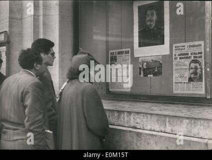 3. März 1953 - Stalin schwer krank: Passanten - durch lesen das Kommuniqué herausgegeben von der französischen kommunistischen Papier '' L'Humanite'' in einer speziellen Edtion als Gerüchte von Stalins plötzlicher Erkrankung in Paris zu verbreiten. Stockfoto