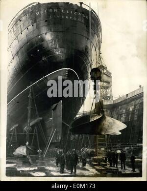 8. Januar 1953 - weltweit größte Liner erhält jährliche Überholung: Arbeit ist jetzt im Gange in Southampton auf die jährliche Überarbeitung des weltweit größten Liner, Queen Elizabeth. Sie werden im Anschluss bis Februar 11 und ist zur Zeit im Trockendock. Eine Armee von mehr als 2000 Arbeiter beschäftigt sich mit der Arbeit ist. Foto zeigt einen der riesigen Propeller wird heute unter dem Heck der Queen Elizabeth im Trockendock in Southampton gehisst. Stockfoto