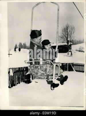 23. Januar 1953 - Form Commander Urlaub D. Bayern exklusive Bild von General Radgway: General Rigway oberster Befehlshaber der Alliierten Mächte in Europa, ist im Urlaub mit seiner Frau und Sohn, bei der US Army Freizeit Center, in Germisch-Pertenkirchen, Upper Bavaria Foto zeigt General Ridgway, hält seinen Sohn Matty, wie sie auf dem Skilift, während in Germisch Urlaub zu fahren. Stockfoto