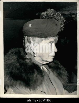 3. März 1953 - Queen Mary---Zustand wird Stichel... Rückkehr von Sandringham im Januar: Foto zeigt eines der letzten Bilder vom Queen Mary - gesehen in ihrem Auto-Ankunft an der Liverpool Street Station von Sandringham am 29. Januar. In diesem Jahr. Stockfoto